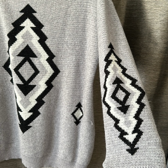 Oversized Knit Sweater with Aztec Print - Picture 3 of 8